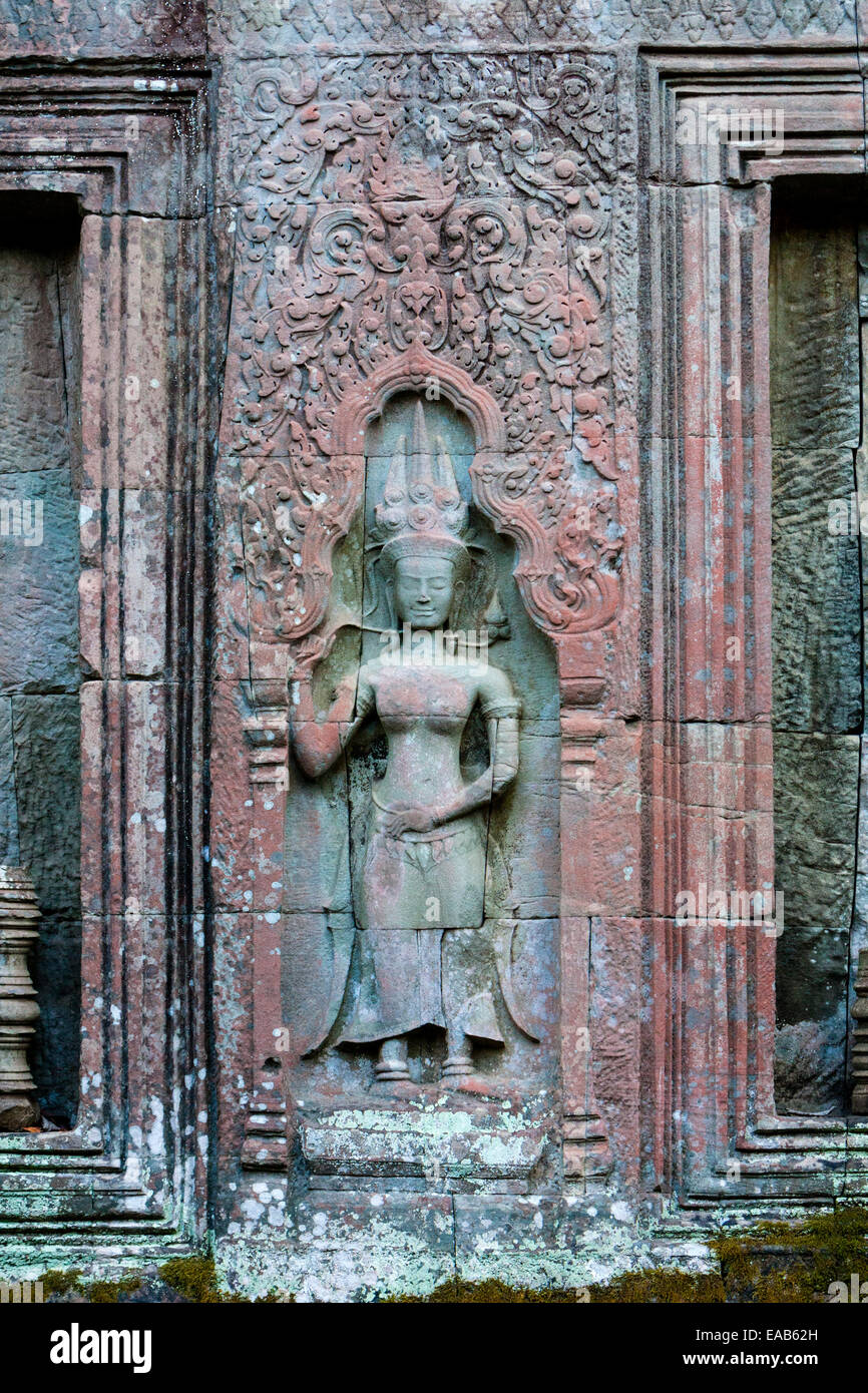 Kambodscha.  Ta Prohm Tempel Ruinen, 12.-13.. Jahrhundert.  Devatas (Gottheiten) säumen die Wand einen Innenhof in Schutt und Asche. Stockfoto