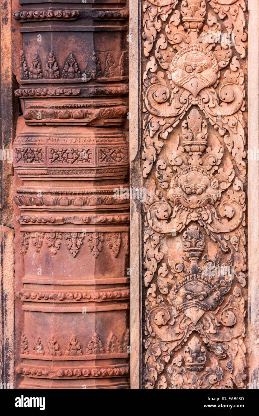 Kambodscha, Banteay Srei.  Sandstein Schnitzereien von Kalas, Symbole der Zeit. Stockfoto