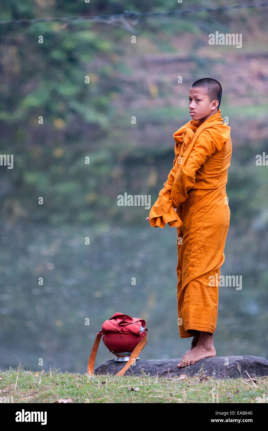 Kambodscha, Bakong.  Junge buddhistischer Mönch, am frühen Morgen. Stockfoto