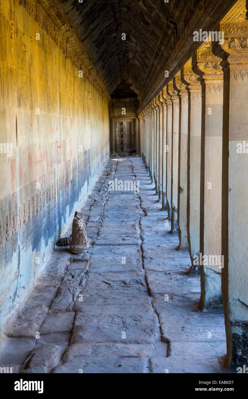 Kambodscha, Angkor Wat.  Äußeren Corrido, Westseite des Tempels. Stockfoto