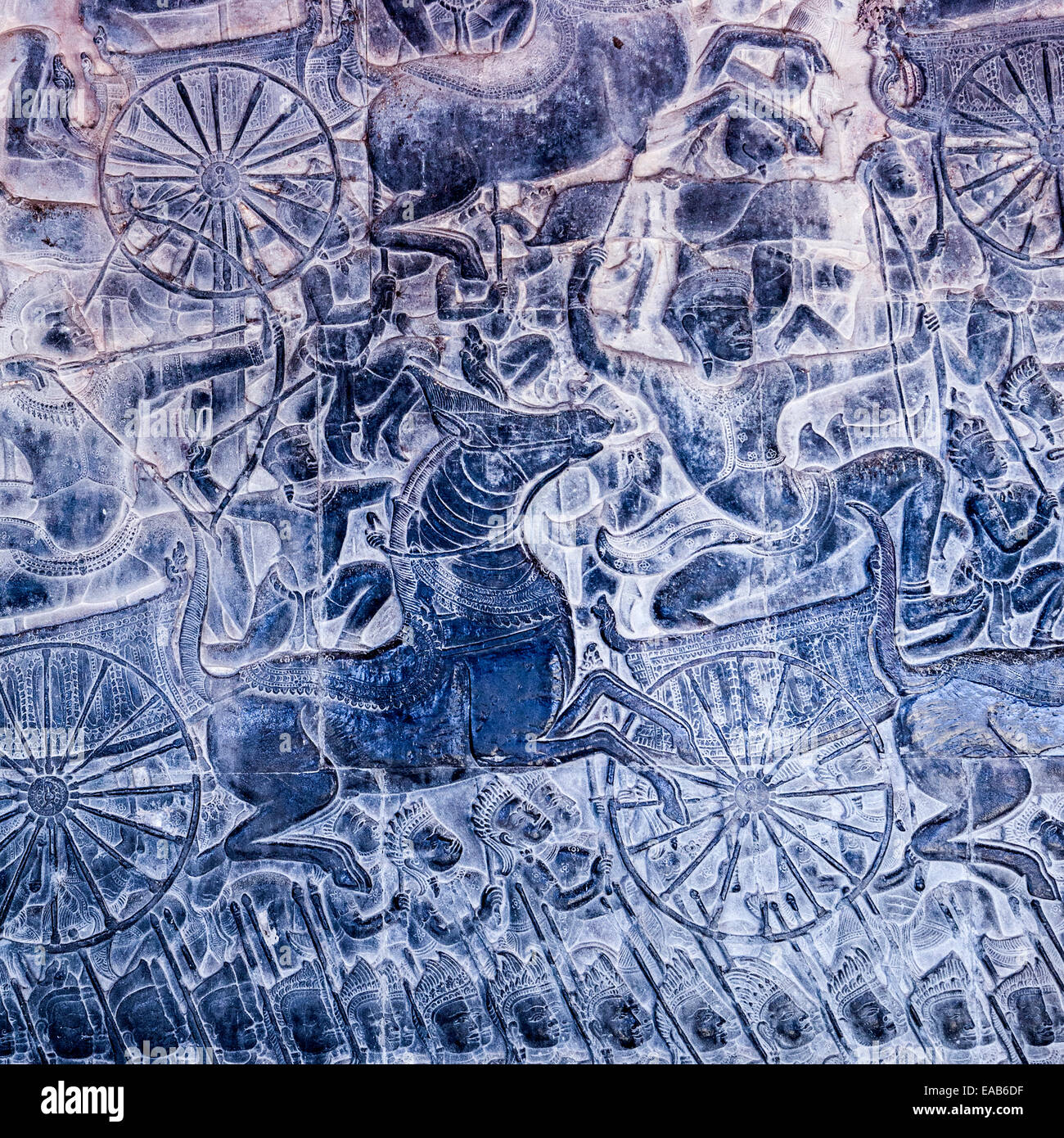 Kambodscha, Angkor Wat.  Detail mit Flachrelief zeigt die Kaurava Armee in der Schlacht von Kurukshetra. Stockfoto