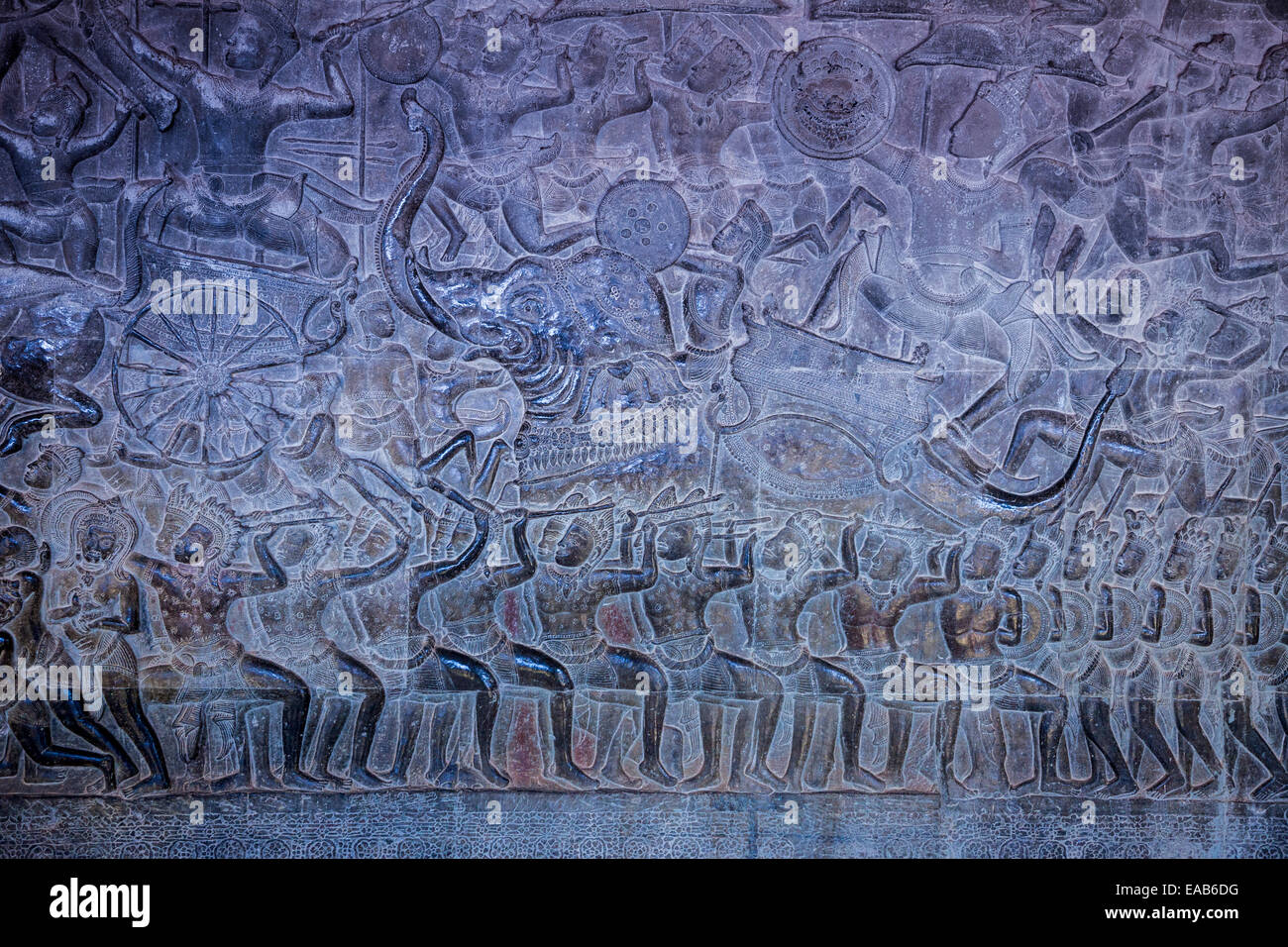 Kambodscha, Angkor Wat.  Flachrelief zeigt Pandava Krieger in der Schlacht von Kurukshetra. Stockfoto
