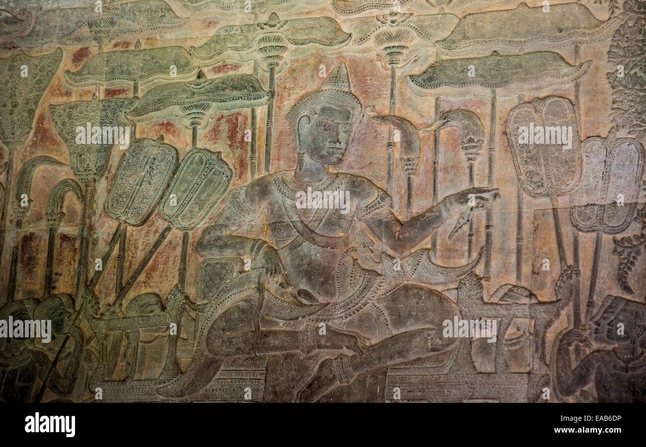 Kambodscha, Angkor Wat.  Bas-Relief Schnitzerei: König Suryavarman II auf Thron Adressierung seines Volkes vor der Schlacht von Kurukshetra. Stockfoto