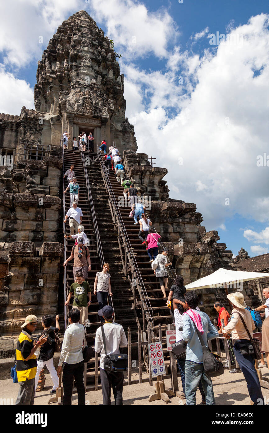 Kambodscha, Angkor Wat.  Treppe zum Tempel Turm. Stockfoto