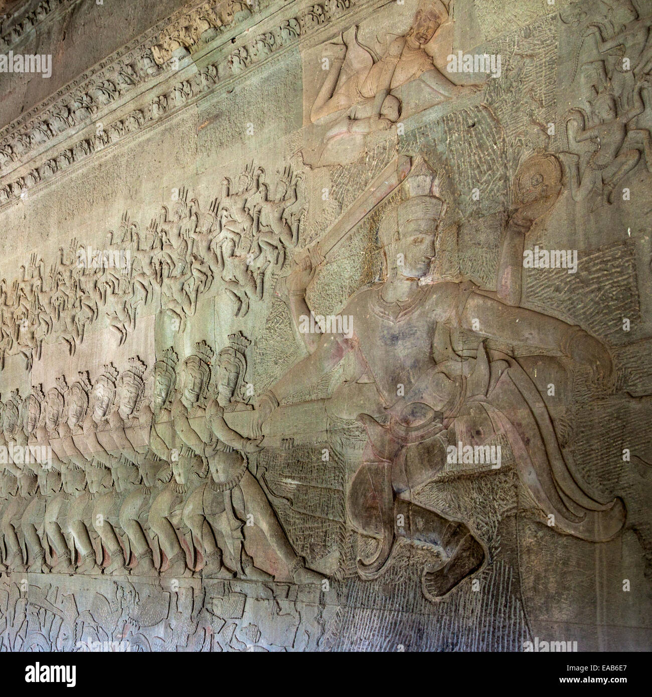 Kambodscha, Angkor Wat.  Vishnu auf Berg Mandara, führt die Götter und die Dämonen in die Churning Meer Milch. Stockfoto