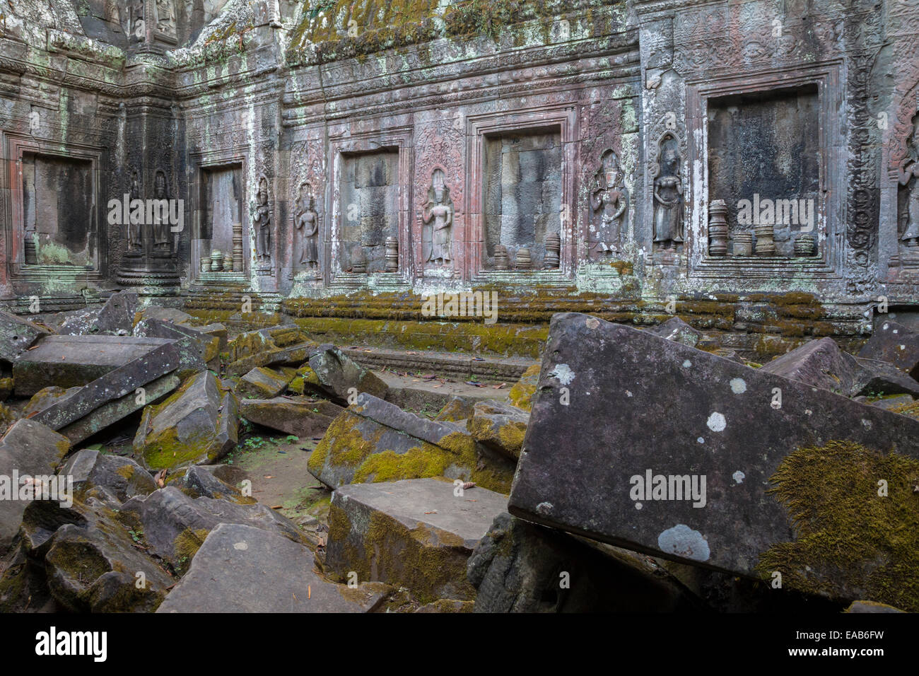 Kambodscha.  Ta Prohm Tempel Ruinen, 12.-13.. Jahrhundert.  Devatas (Gottheiten) unter den Ruinen der einen Innenhof. Stockfoto