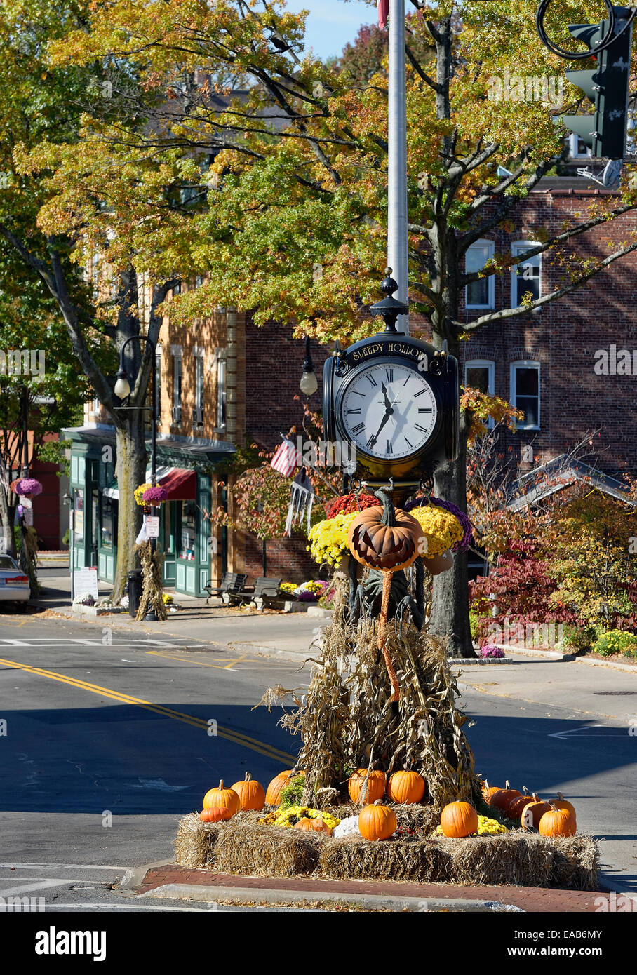 Stadt-Uhr mit herbstlichen Dekorationen, Sleepy Hollow, New York, USA Stockfoto
