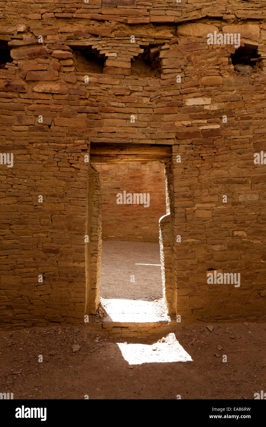 Licht scheint durch einen Eingang im Pueblo Bonito im Chaco Kultur National Historical Park in New Mexico. Stockfoto