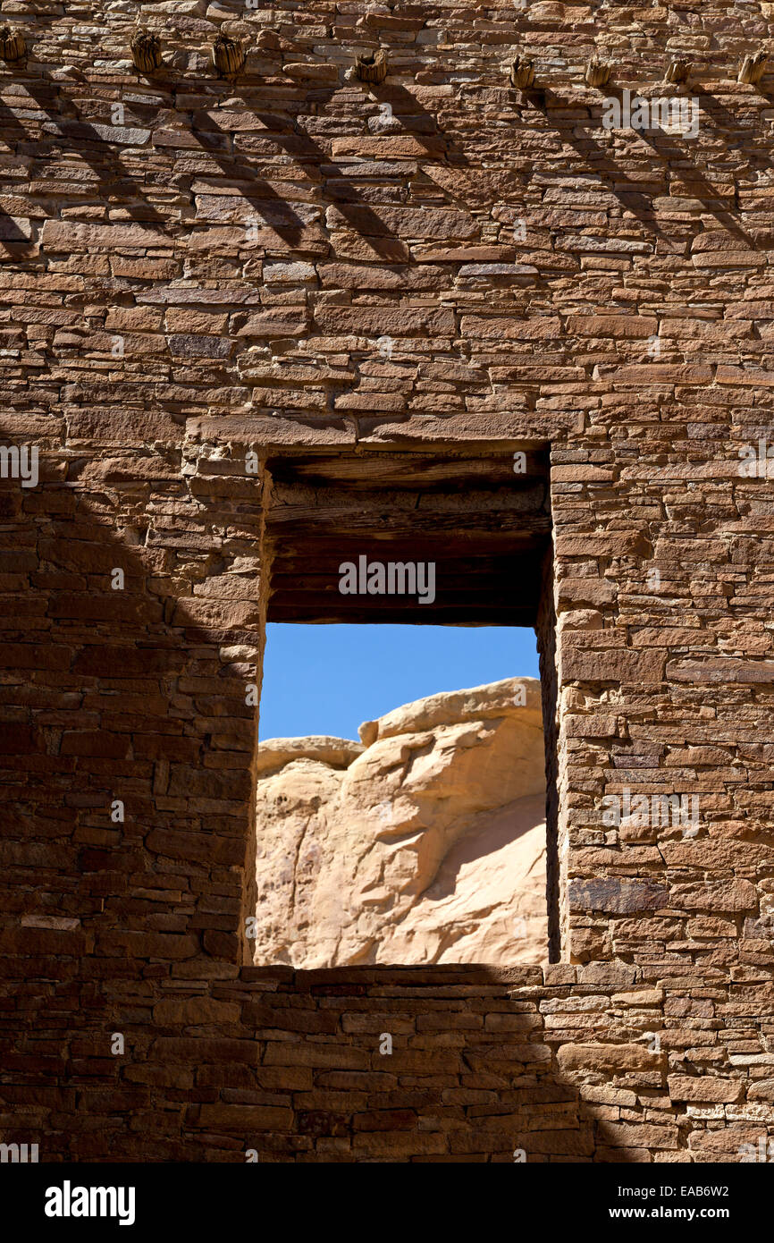 Fenster mit Blick auf Ruinen Pueblo Bonito im Chaco Culture National Historic Park in New Mexico. Stockfoto
