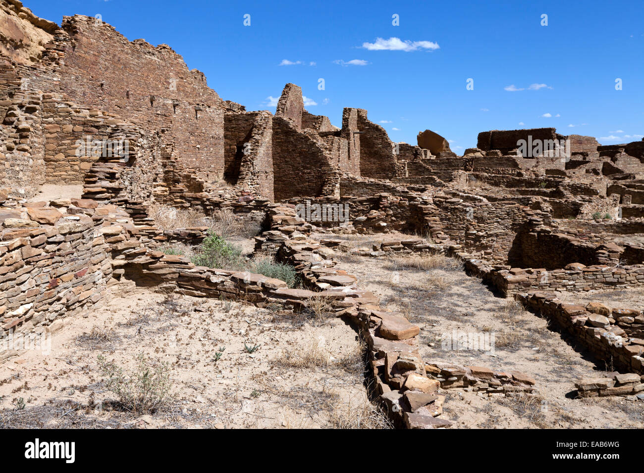 Pueblo Bonito im Chaco National Historic Park in New Mexiko erreichte fünf Geschichten und hatte mehr als 800 Zimmer. Stockfoto