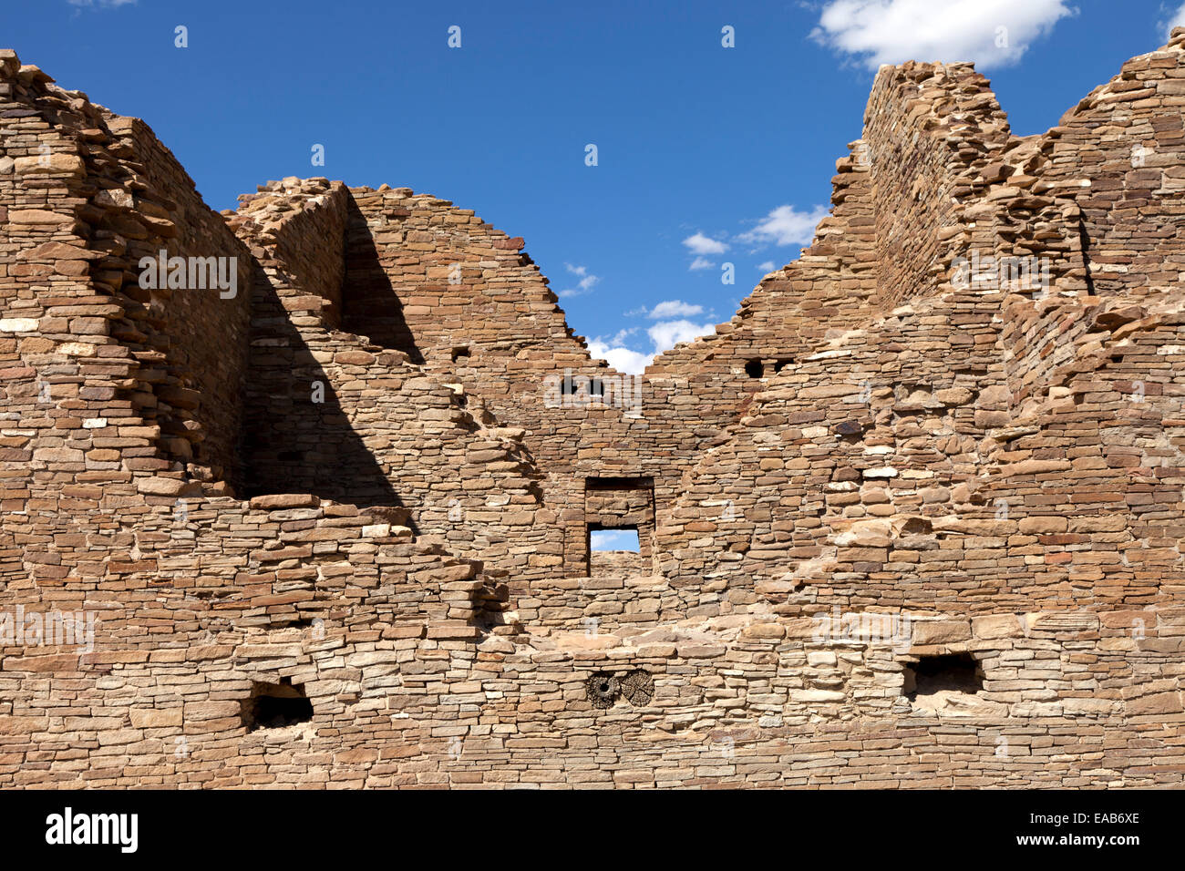 Westwand des Pueblo del Arroyo im Chaco National Historic Park in New Mexico. Stockfoto