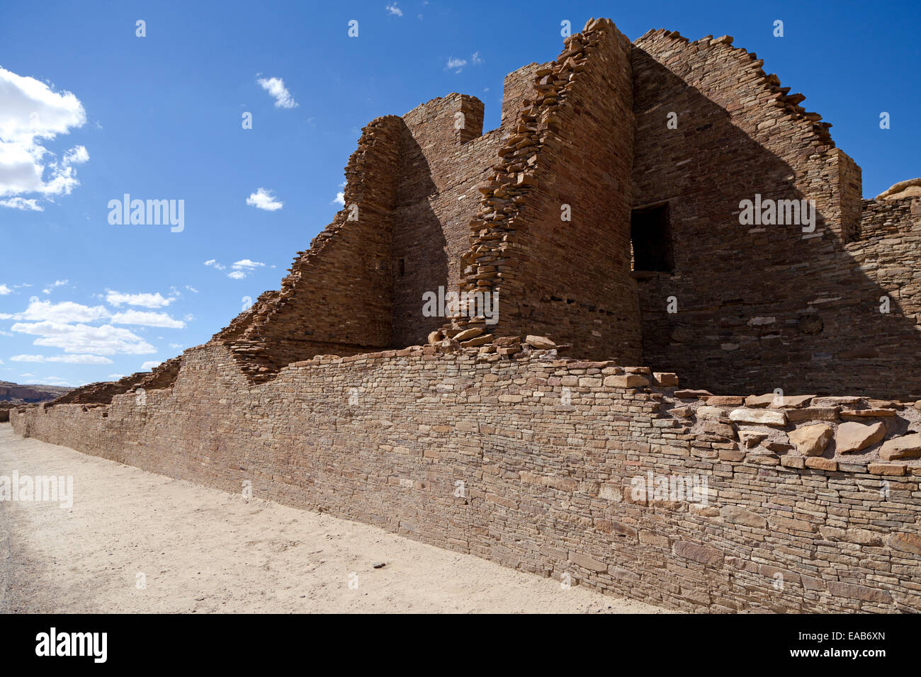 Pueblo Bonito im Chaco National Historic Park in New Mexiko erreichte fünf Geschichten und hatte mehr als 800 Zimmer. Stockfoto