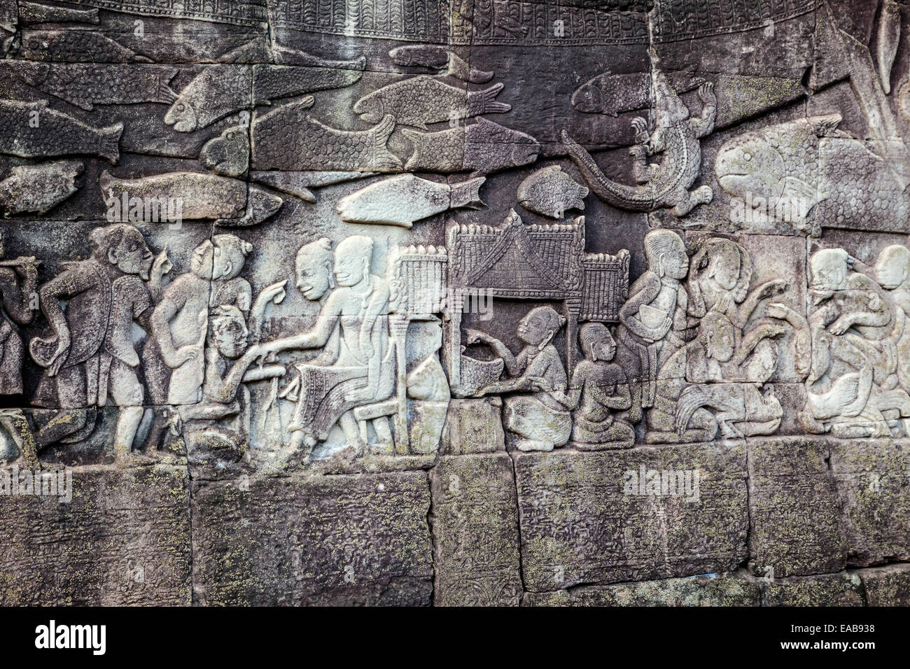Kambodscha, Bayon Tempel, Ende des 12.-13.. Jahrhundert.  Basrelief Szene zeigt den Alltag. Stockfoto