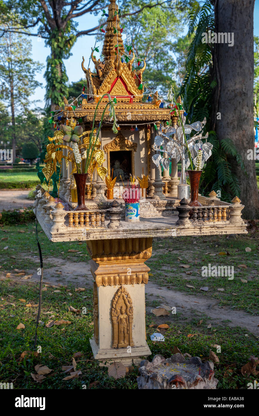 Kambodscha, Siem Reap.  Bürgersteig Schrein Geistern für gut und Böse gegenüber Preah Ang Chek und Preah Ang Chorm Tempel. Stockfoto