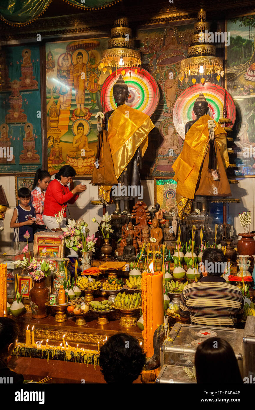 Kambodscha, Siem Reap. Anbeter Hommage an tausend-Jahr-alten Statuen, Angkor Prinzessinnen Preah Ang Chek, Preah Ang Chorm Stockfoto