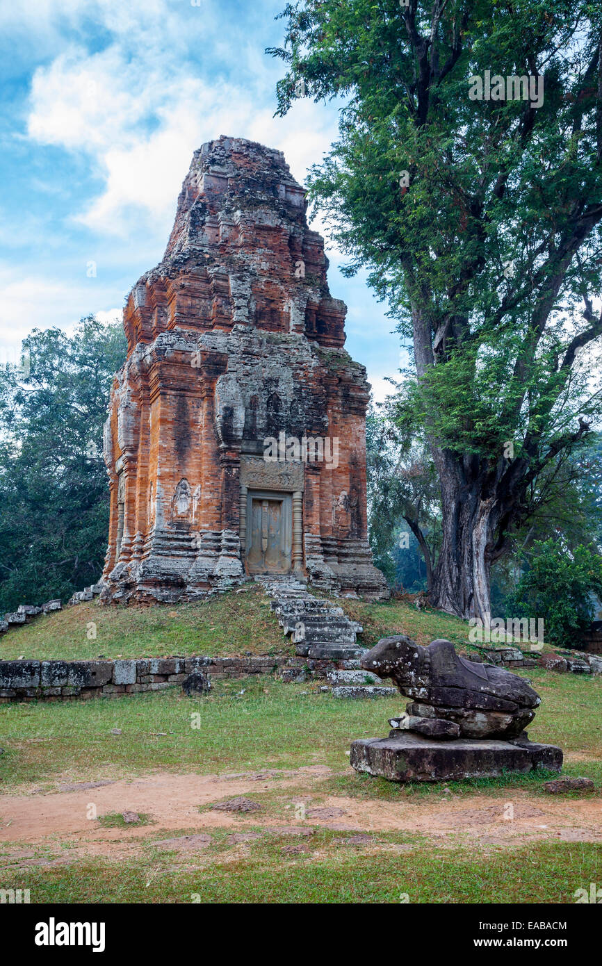 Kambodscha.  Bakong Tempel, in der Nähe von Siem Reap.  Shiva Schrein mit Shiva Transport, Nandi, vor. Stockfoto