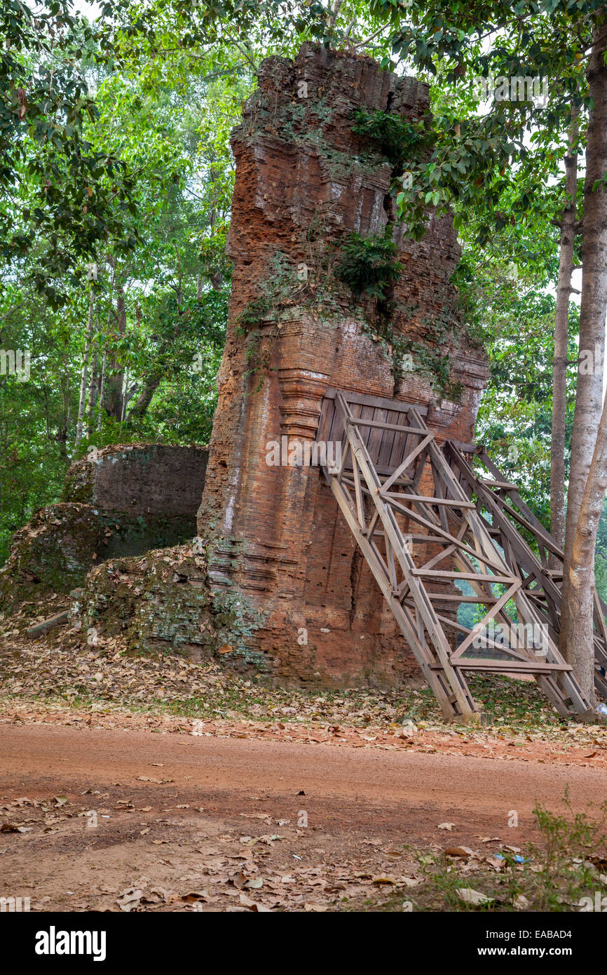 Kambodscha.  Bakong.  Denkmalpflege.  Schlusslichter bilden ein Turm-Rest. Stockfoto