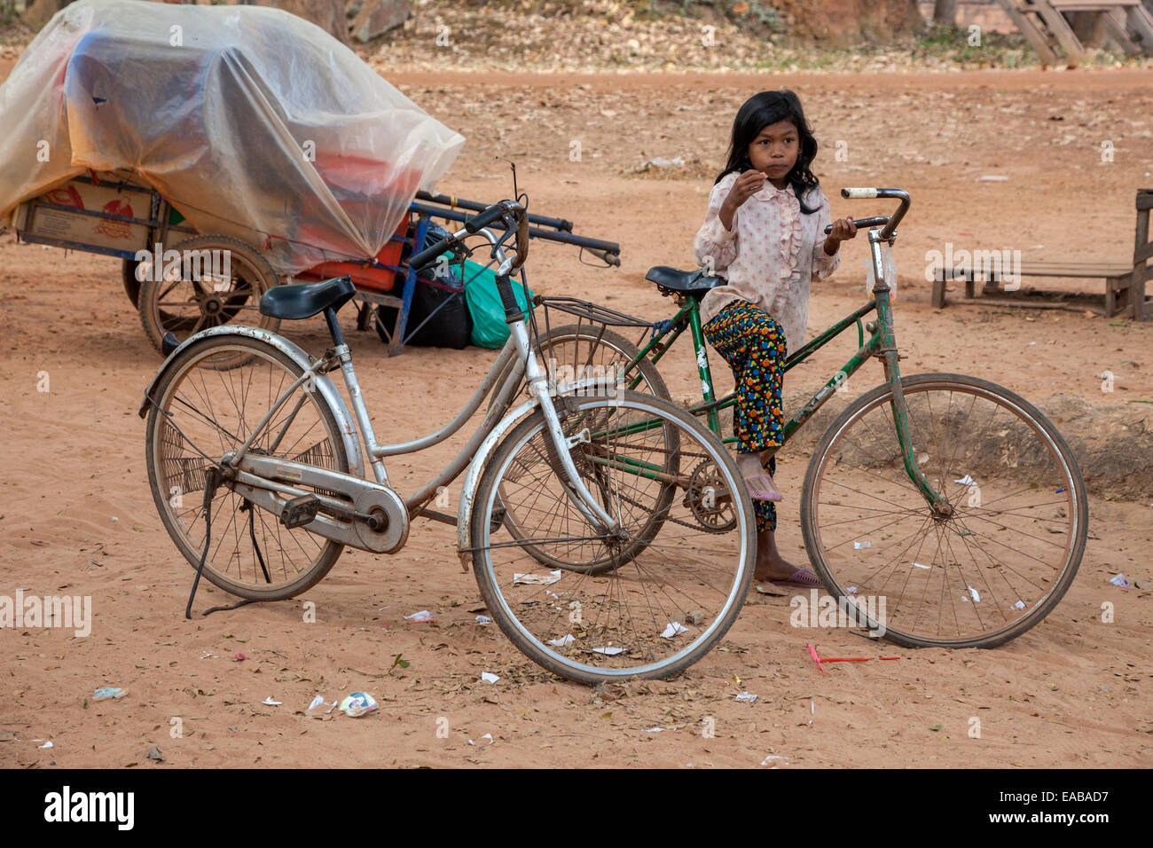 Kambodscha.  Bakong.  Kleine Mädchen und ihr Fahrrad. Stockfoto