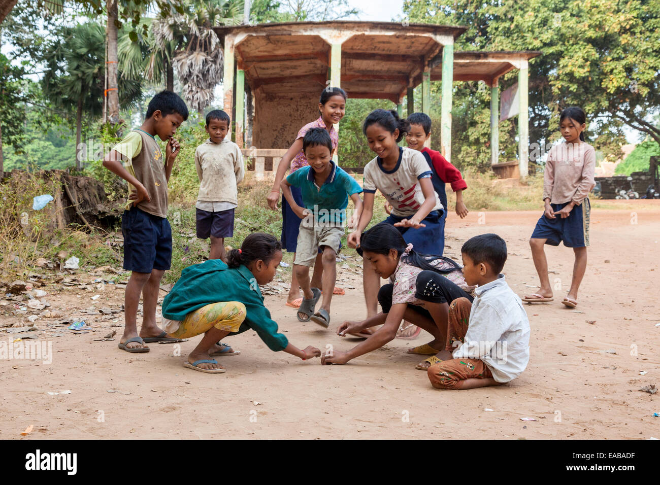 Kambodscha, Bakong.  Kinder Spiel mit Murmeln zu spielen. Stockfoto
