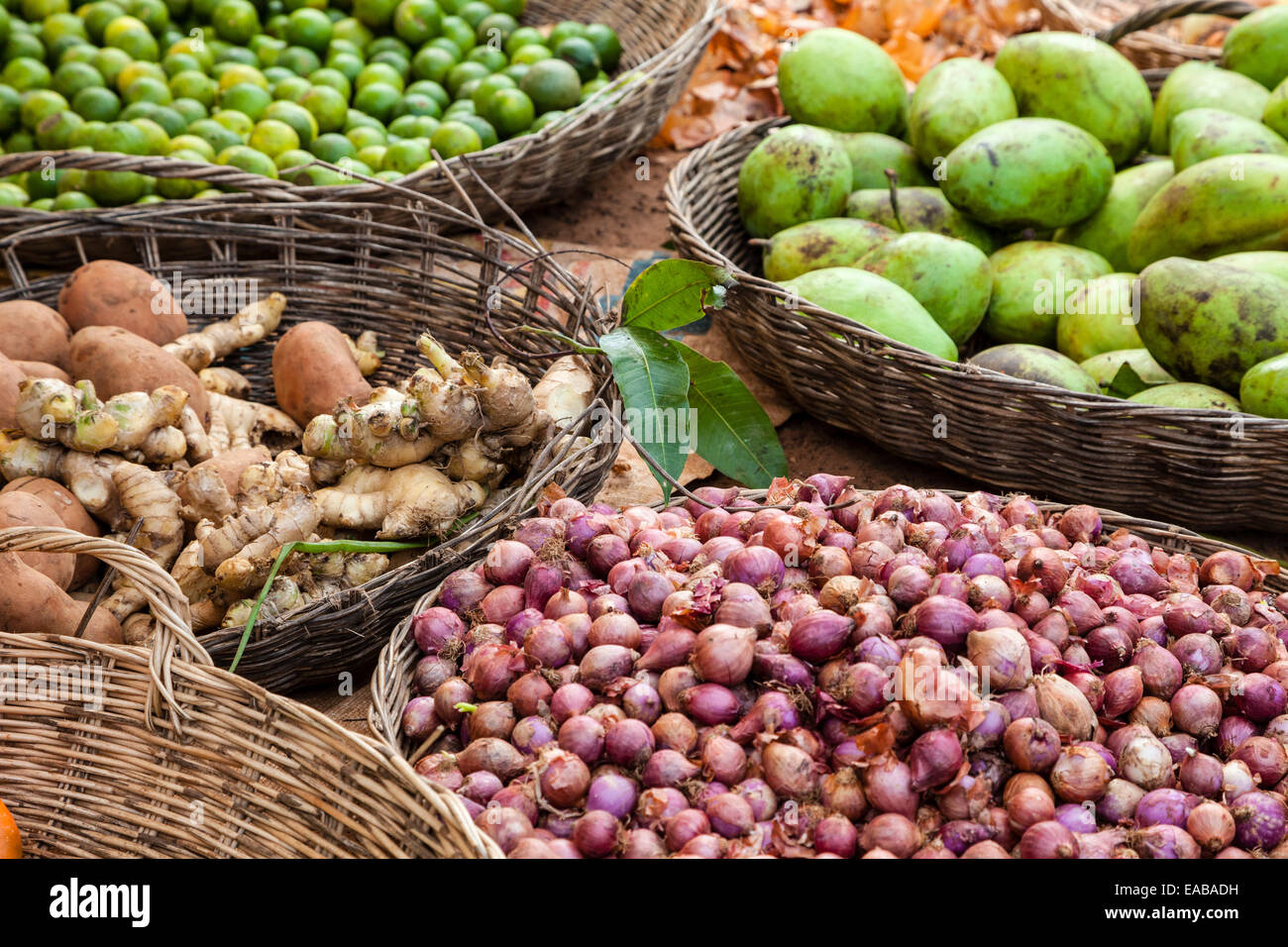 Kambodscha.  Ingwer, Zwiebeln, Limonen und Mangos zum Verkauf auf Markt in der Nähe von Siem Reap. Stockfoto