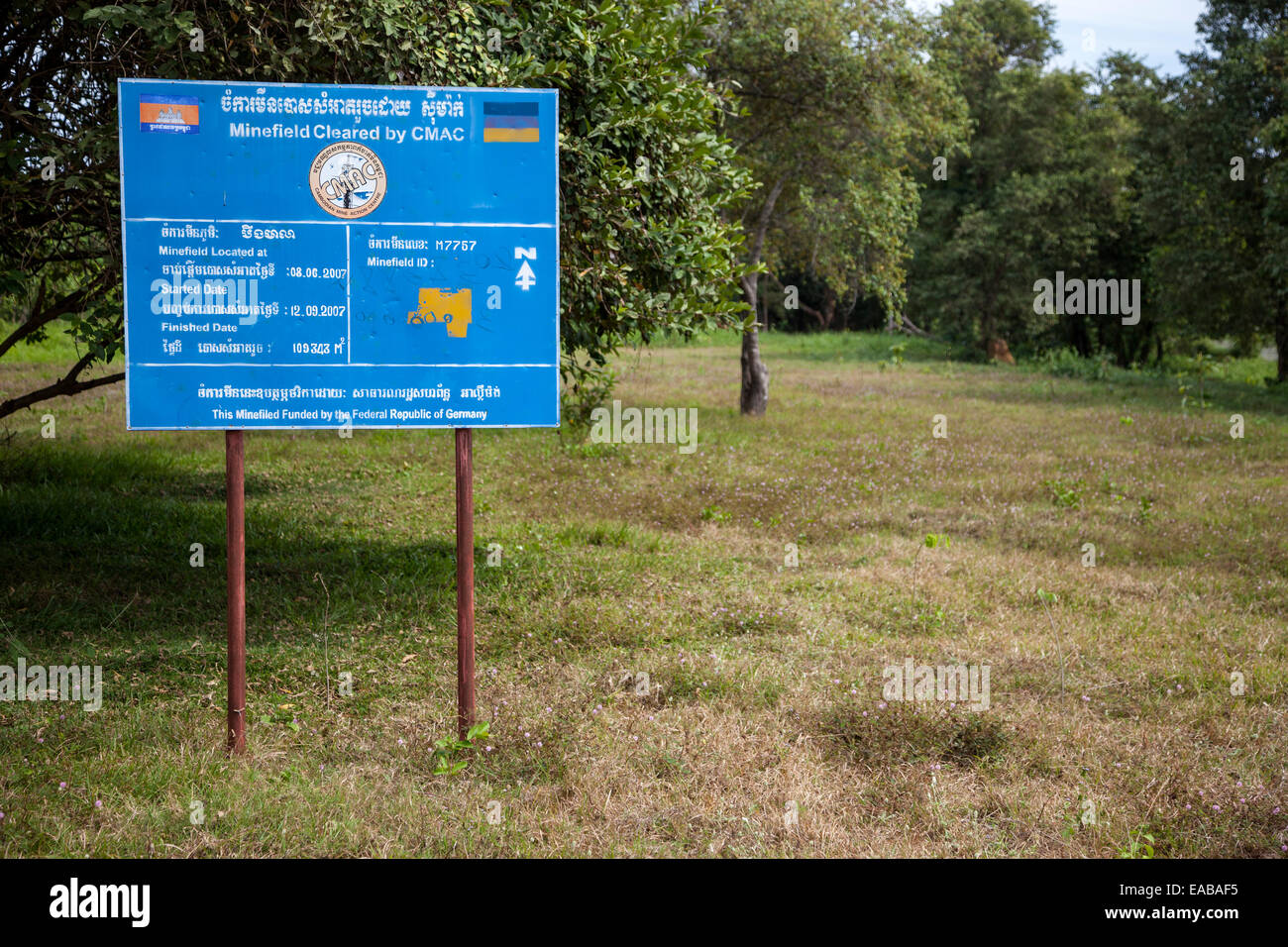 Kambodscha.  Landmine-Clearance Zeichen, Beng Mealea Tempelgelände. Stockfoto