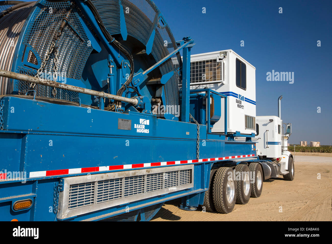 Ein Fracking LKW neben einer Website als Fracking in der Nähe von Wasco im kalifornischen Central Valley, USA. Fracking für Erdöl und Erdgas, Stockfoto