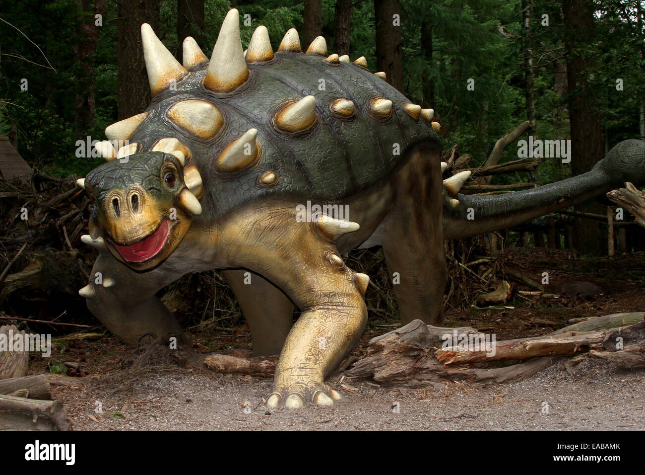 Euoplocephalus, lebensecht und Full-Size-Dino Statue im Dinopark Amersfoort Zoo, den Niederlanden (Kreide-Ära) Stockfoto