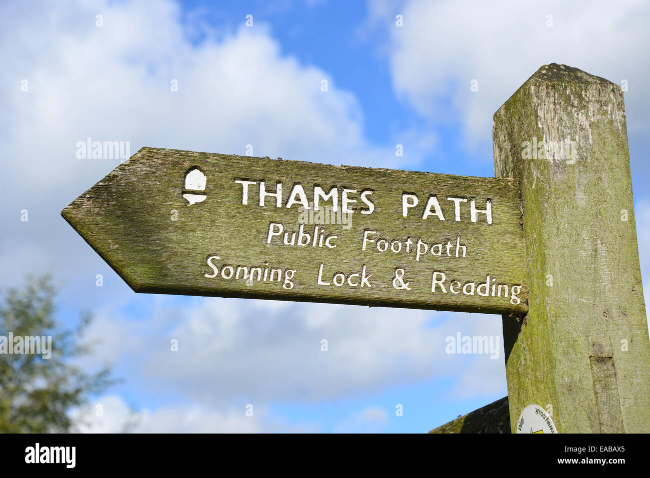 Thames Path Zeichen durch die Themse, Sonning Auge, Sonning-On-Thames, Berkshire, England, Vereinigtes Königreich Stockfoto