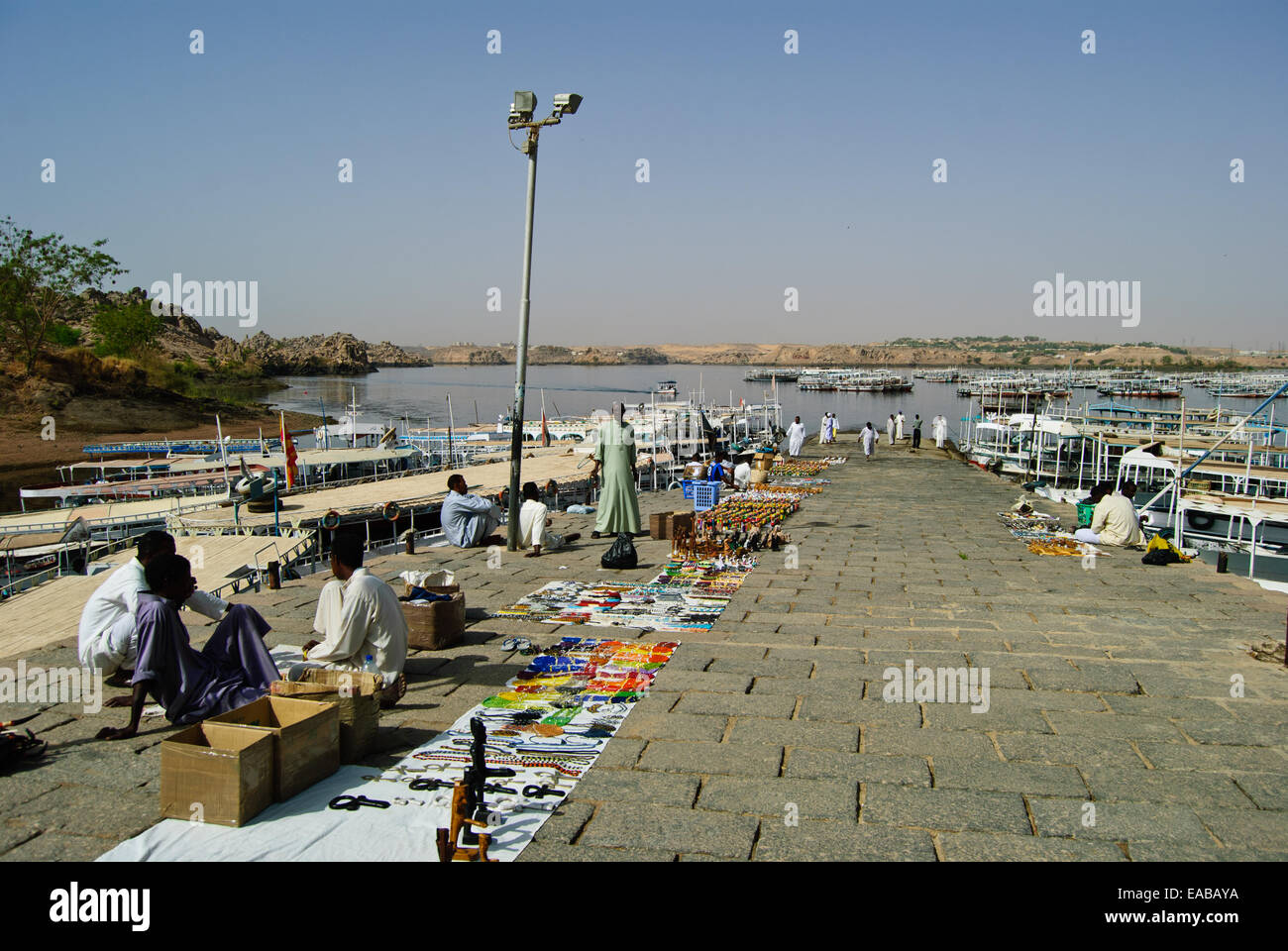 Souvenirs-Anbieter an der Pier in Philae. Stockfoto