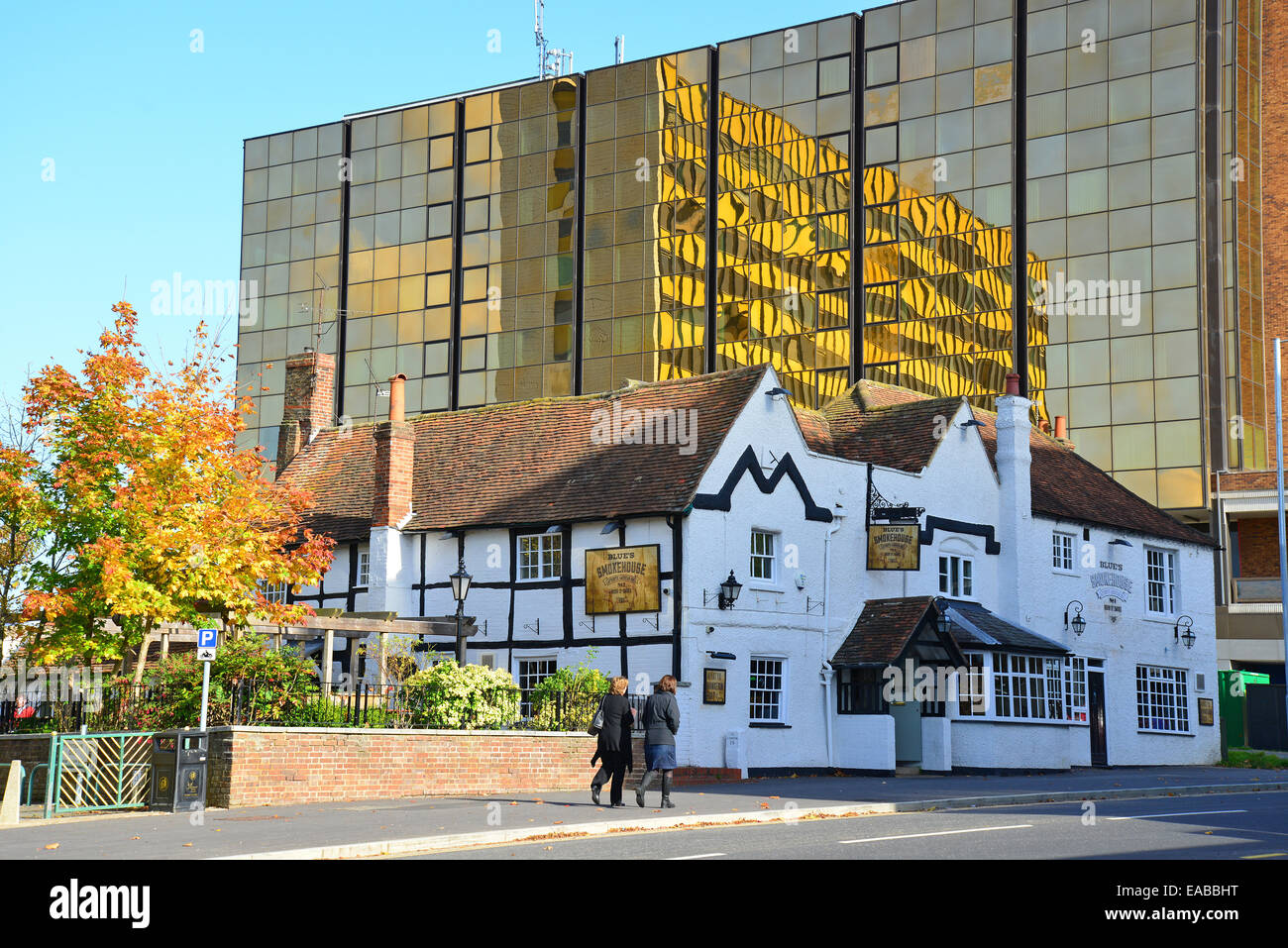 Räucherei Restaurant und moderne Bürogebäude, High Street, Bracknell, Berkshire, England, Vereinigtes Königreich Stockfoto