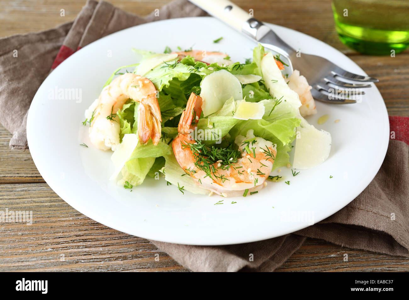 Salat mit Garnelen, Salat und Scheiben Parmesan, nahrhaftes Essen Stockfoto