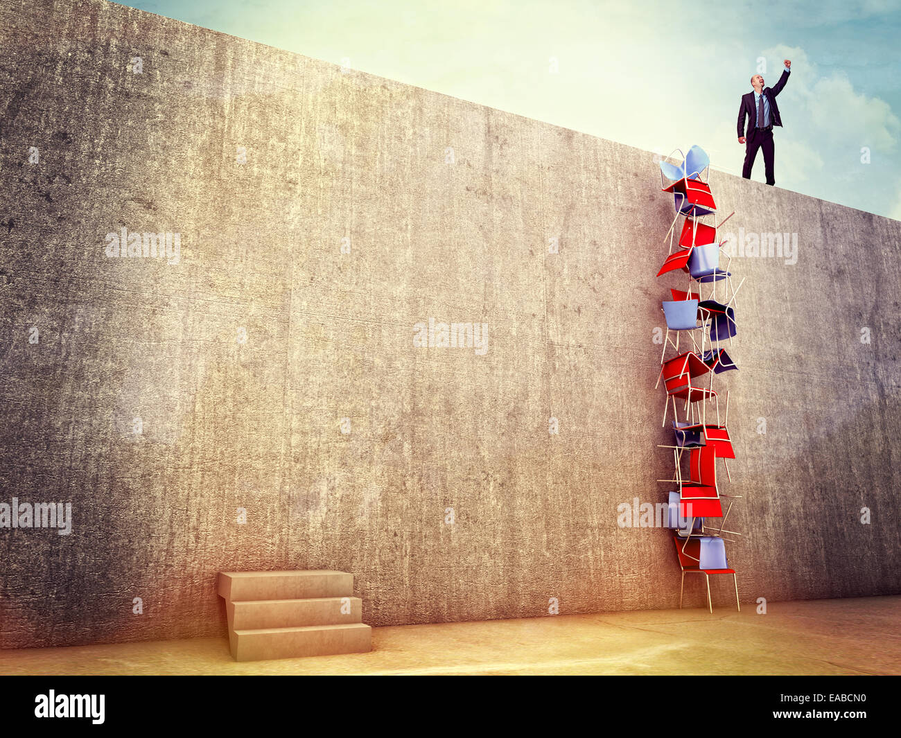kluger Mann versuchen Lösung, um die Mauer zu klettern Stockfoto