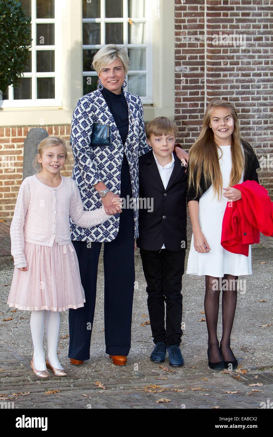 Niederländische Prinzessin Laurentien (2 L), Countess Eloise (R), Claus-Casimir Graf und Gräfin Leonore ankommen für die Taufe des Willem Jan auf Schloss Het Loo in Apeldoorn, 9. November 2014. Foto: RPE/Albert Nieboer / kein Draht-SERVICE Stockfoto