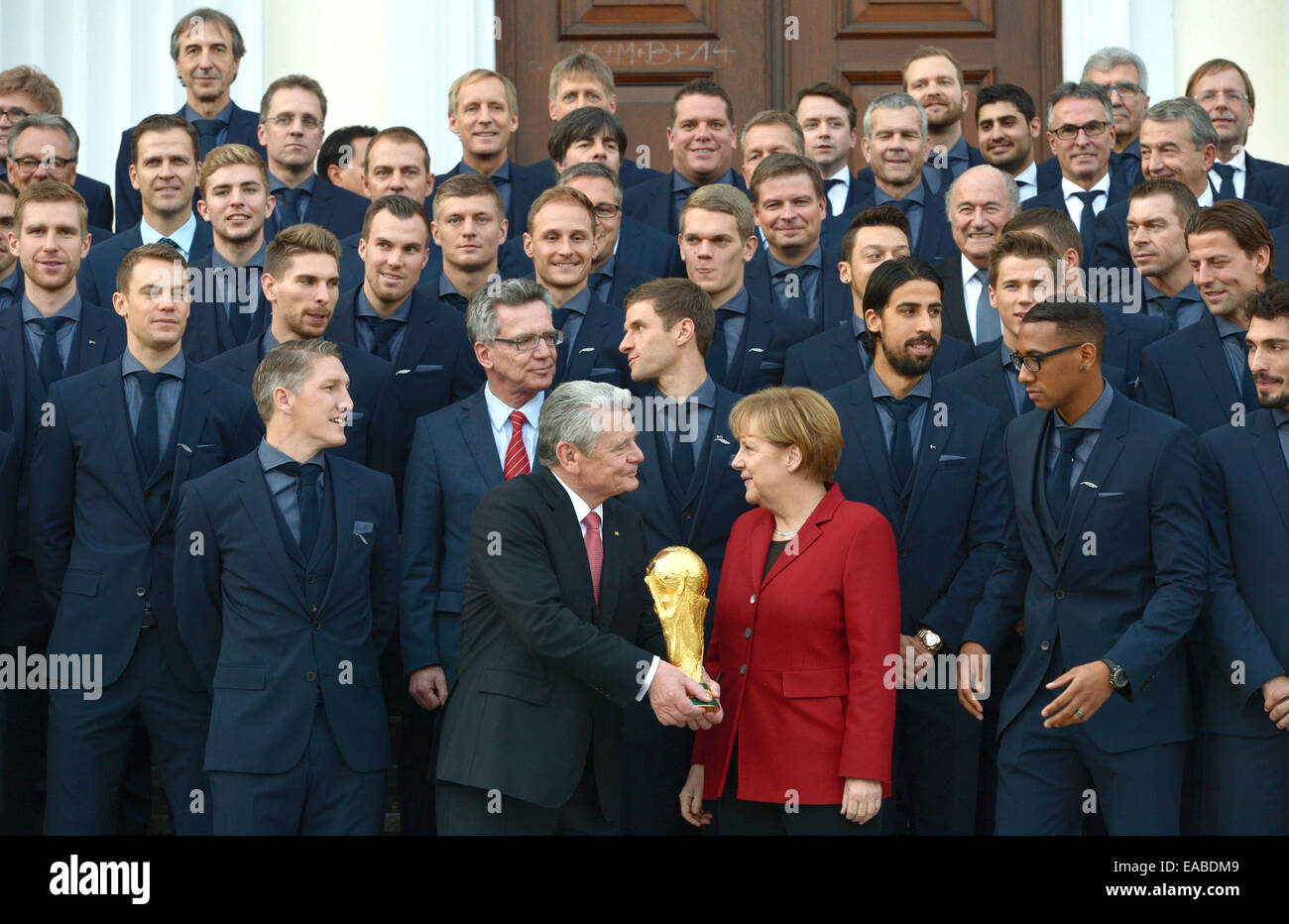 Berlin Deutschland 10 November 2014 Der Deutsche Bundesprasident Joachim Gauck Bundeskanzlerin Angela Merkel Und Minister Des Innern Thomas De Maziere Stehen Zusammen Mit Den 23 Fussball Weltmeister Vor Schloss Bellevue In Berlin Deutschland