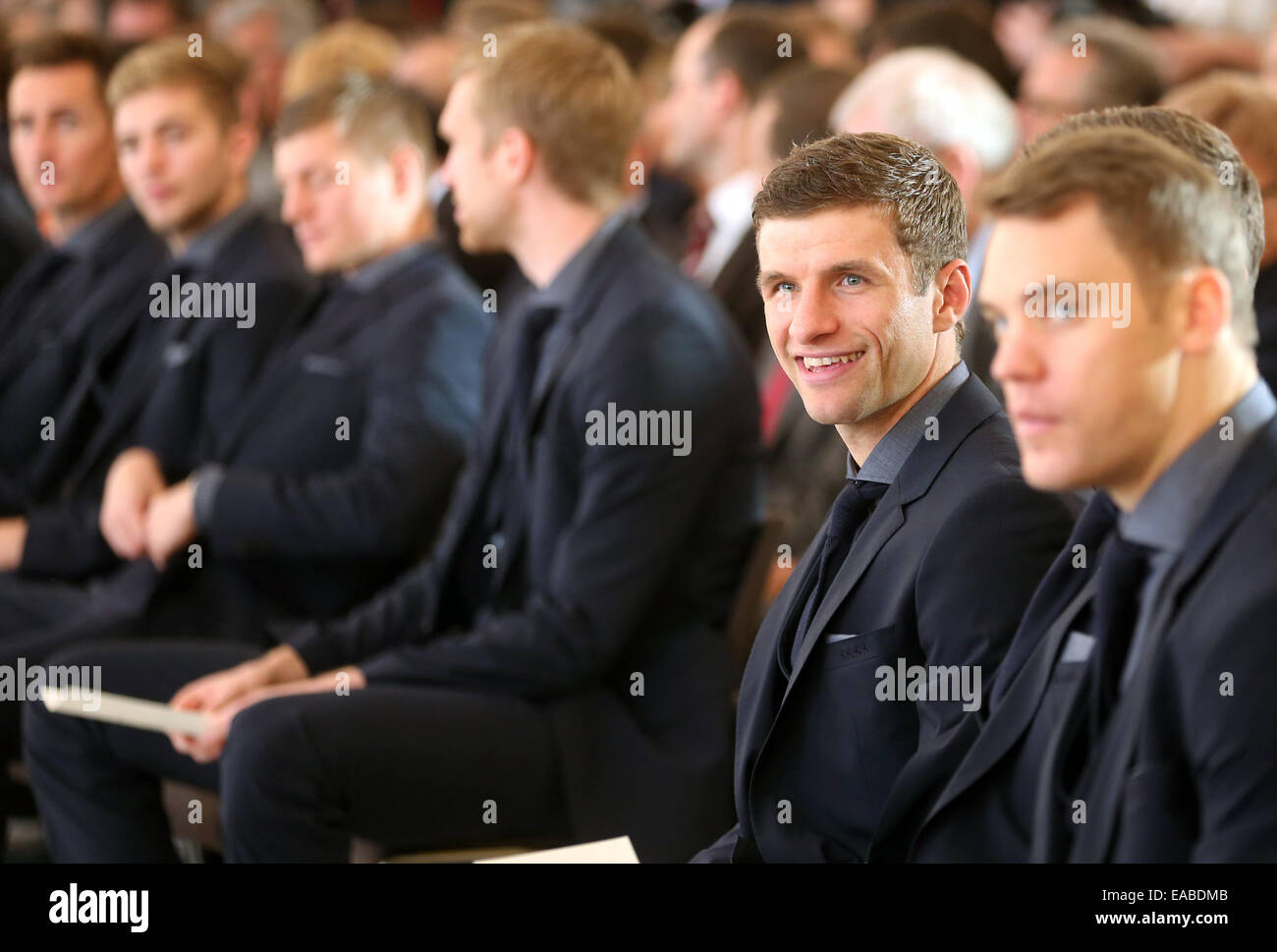 Berlin, Deutschland. 10. November 2014. Thomas Mueller sitzt mit der Nationalmannschaft-Fußball-Spieler am Schloss Bellevue in Berlin, Deutschland, 10. November 2014. Die deutsche Fußball-Nationalmannschaft ist mit dem Award "Silbernes Lorbeerblatt" ausgezeichnet, für den Gewinn der WM 2014 in Brasilien. Foto: WOLFGANG KUMM/Dpa/Alamy Live News Stockfoto