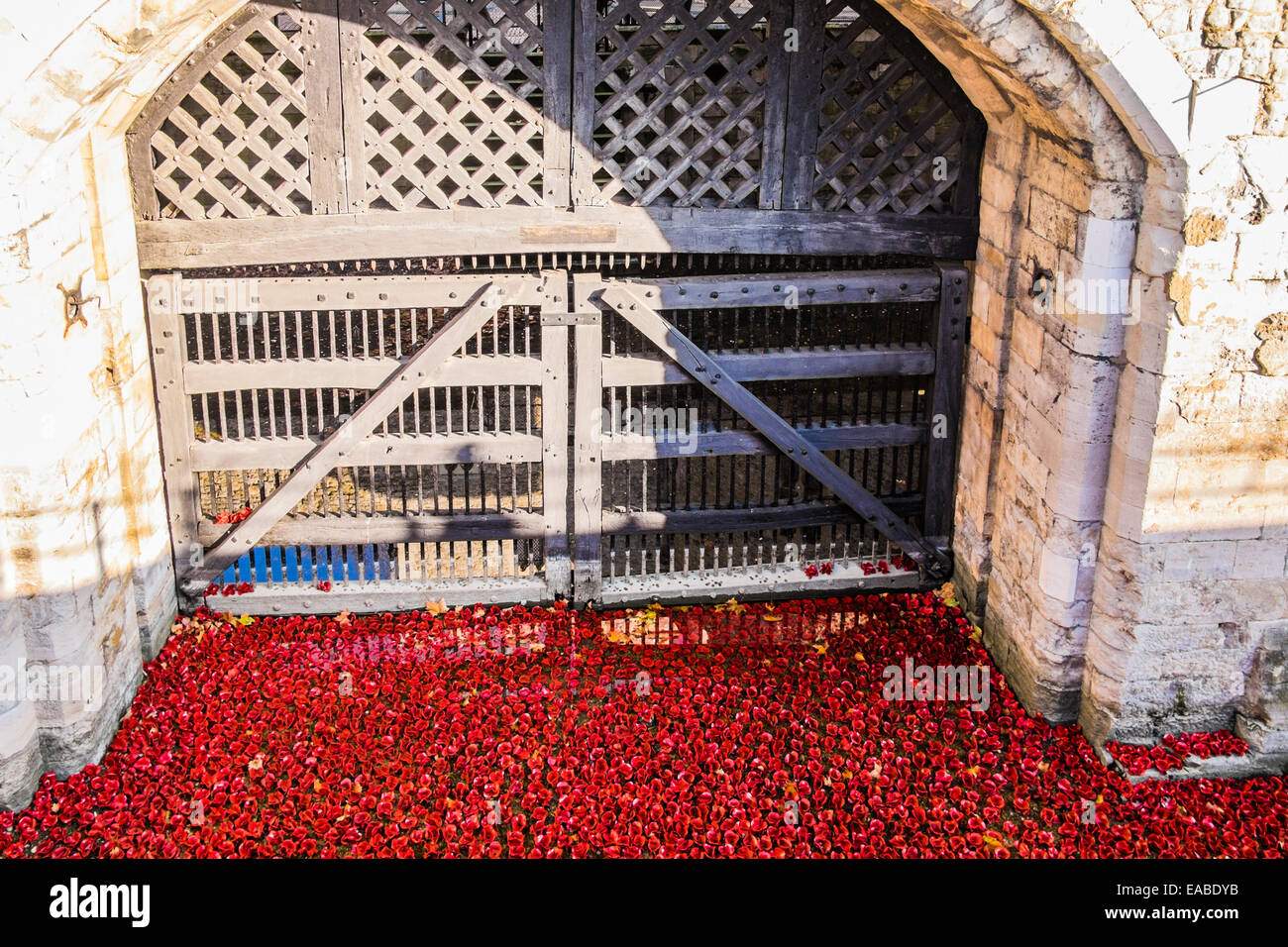 Blut fegte Lands & See rot an der Tower of London Stockfoto