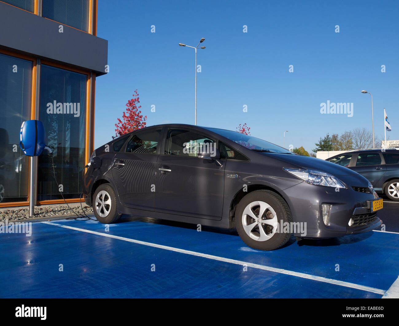 Toyota Prius Hybrid-Elektro-Auto aufladen Akkus beim Parken Stockfoto