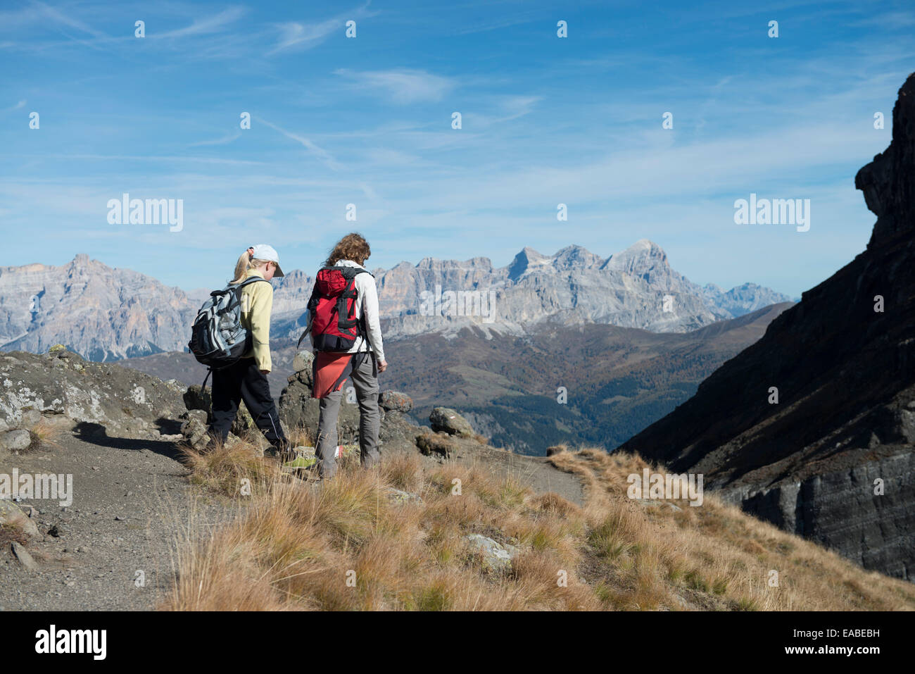 Frau Und Kind Wandern Auf Schotterweg - Frau und Kinder Wandern auf alpine Art Stockfoto