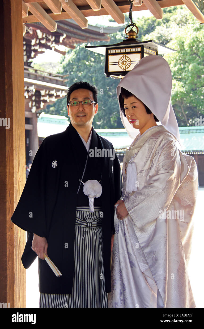 Tokyo, Japan - 1. April 2012: Ehepaar tragen Tracht während der Hochzeitszeremonie im Meiji-Schrein in Tokio. Stockfoto