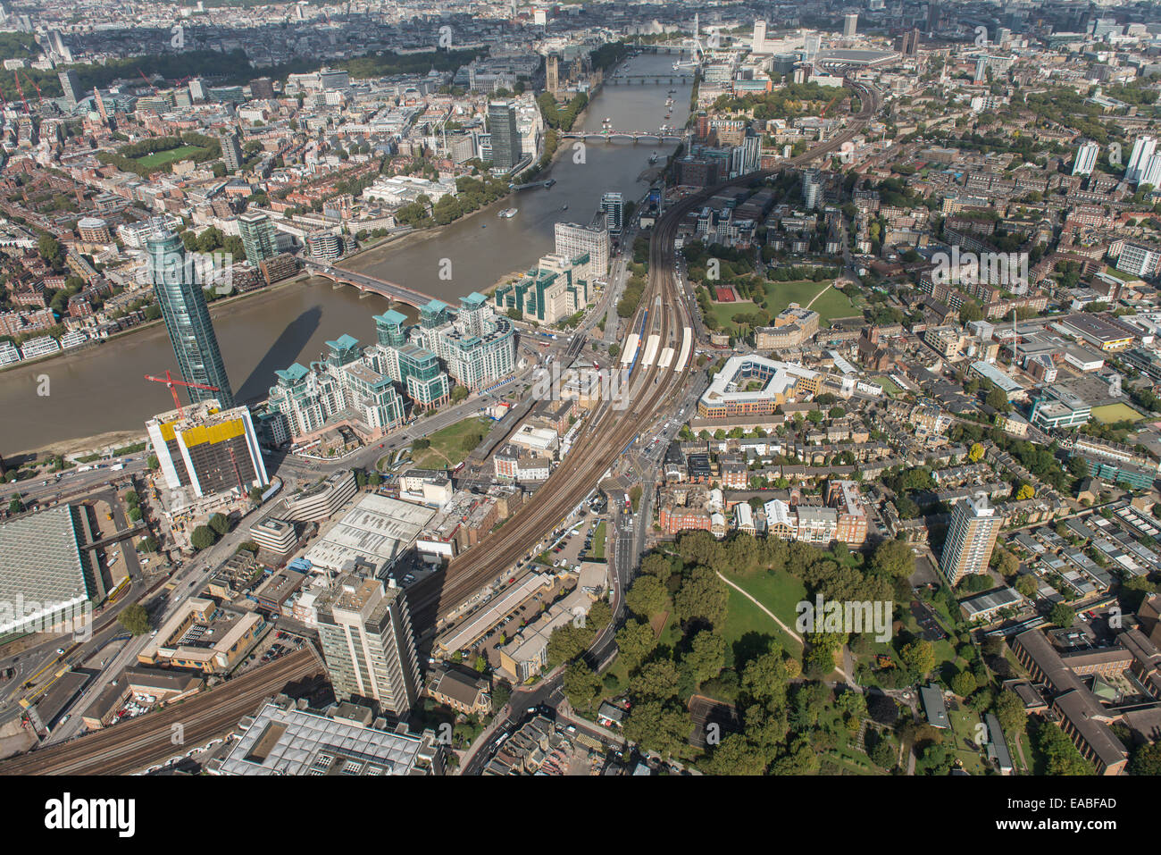 Eine Luftaufnahme von Nine Elms in London mit Blick auf Vauxhall Bridge gegenüber der Houses of Parliament Stockfoto