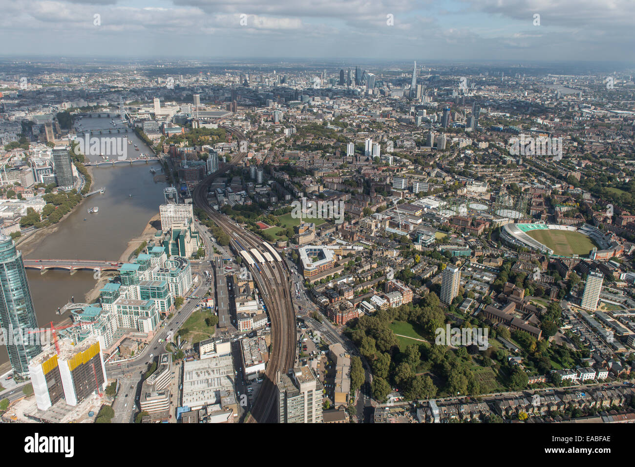 Eine Luftaufnahme von Nine Elms in London mit Blick auf das Oval mit der City of London in der Ferne. Stockfoto