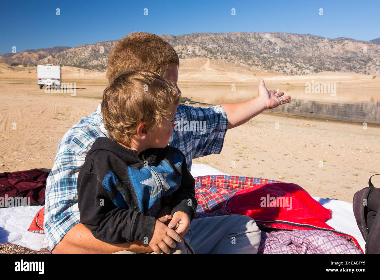 Vater und Sohn, camping auf dem Seegrund von Lake Isabella in der Nähe von Bakersfield, östlich von kalifornischen Central Valley ist die bei weniger als 13 % Kapazität nach dem vier Jahr lang verheerende Dürre. Das Reservoir sank so tief, dass der Wasserstand unterhalb der Ablaufrohr. Stockfoto