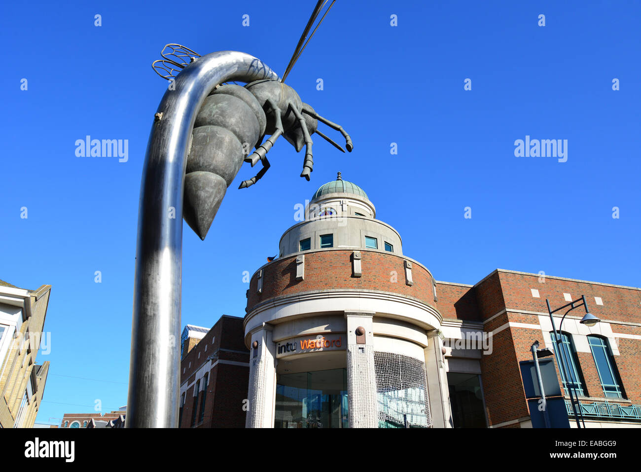 Wasp-Skulptur und Intu Watford Shopping Centre, High Street, Watford, Hertfordshire, England, Vereinigtes Königreich Stockfoto