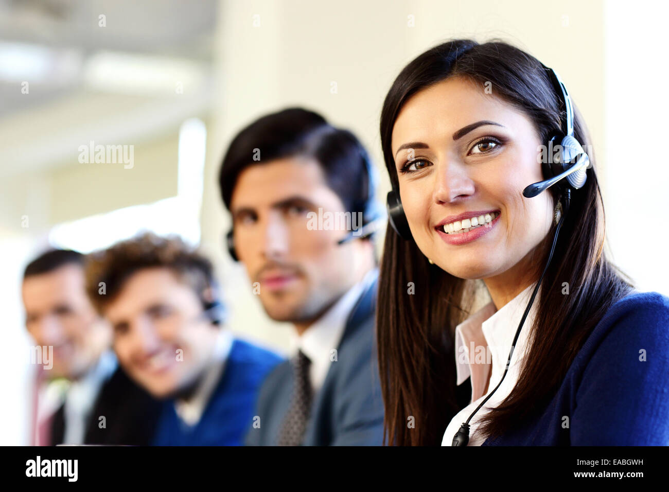 Lächelnde Geschäftsleute in einem Call Center-Büro Stockfoto