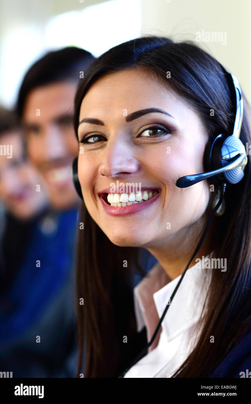 Glückliche junge Geschäftsleute und Kollegen in einem Call Center-Büro Stockfoto