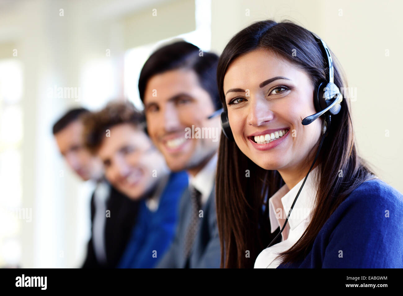 Fröhliche junge Geschäftsleute und Kollegen in einem Call Center-Büro Stockfoto