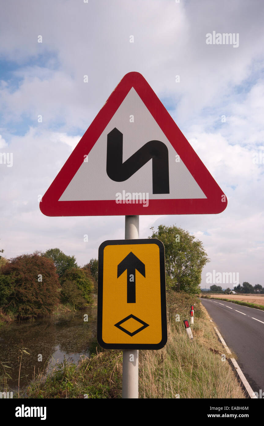 UK Road Sign Reihe von Kurven Stockfoto