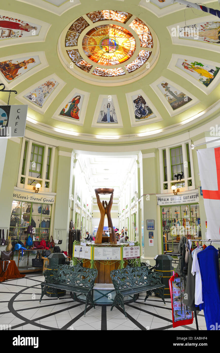 Innere des Royal Victoria Arcade, Union Street, Ryde, Isle Of Wight, England, Vereinigtes Königreich Stockfoto