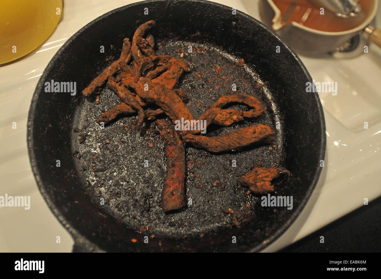 Die verkohlten Überreste eines verbrannten Dinner Stockfoto