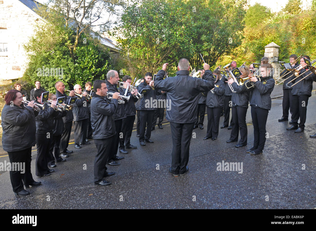 Die Pendennis Brass Band spielen auf dem Hügel außerhalb St. Gluvias Kirche in Penryn Cornwall UK am Remembrance Day Sonntag Stockfoto